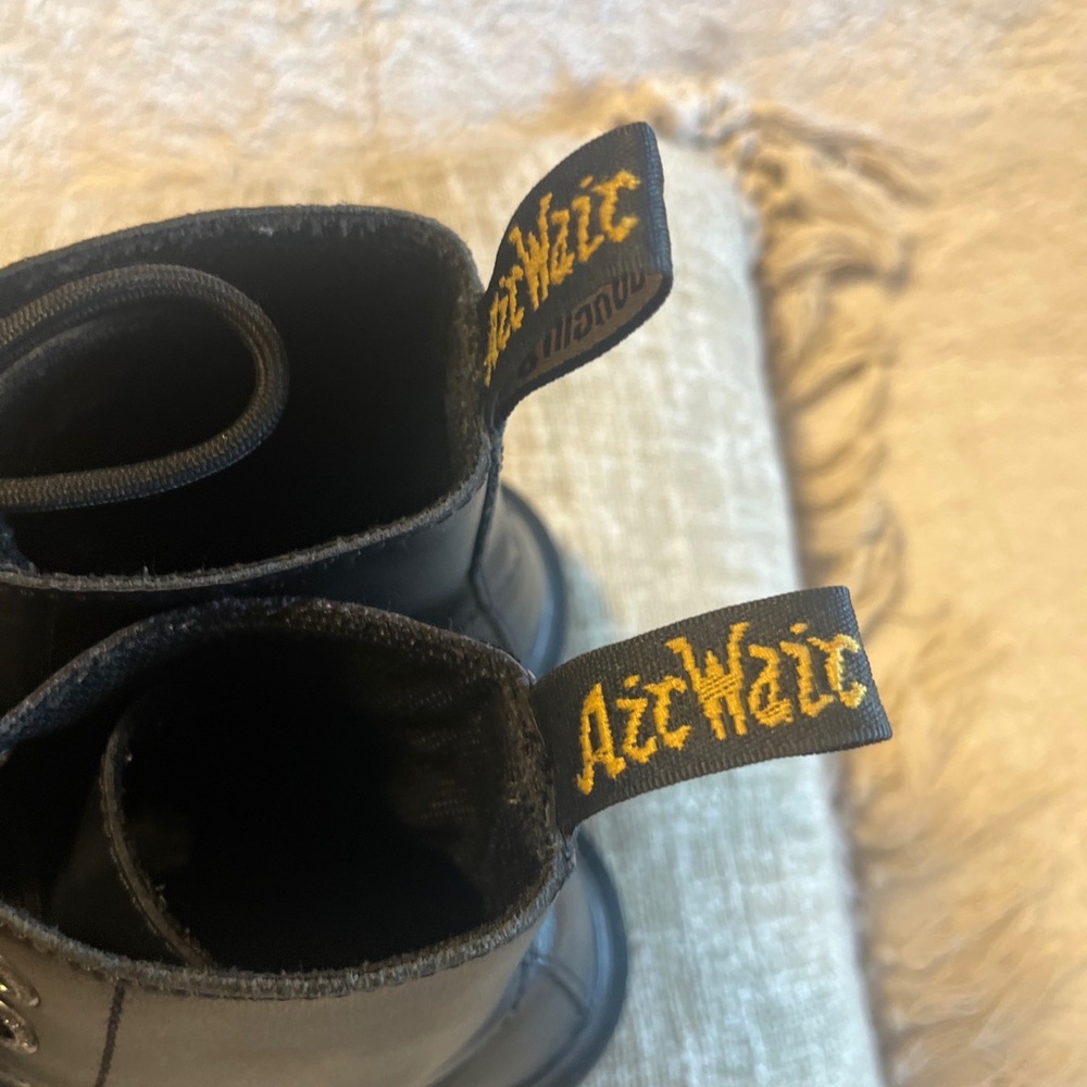 Dr. Martens Luana Boots Womens Size 7 L Black Leather Combat Air Wair Lace Up - Picture 2 of 7